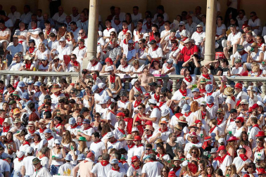 Público asistente a la Plaza de Toros de Pamplona durante la octava corrida de la Feria del Toro 2019 con la ganadería de Miura para los diestros Rafaelillo, Octavio Chacón y Juan Leal.