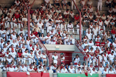 Público asistente a la Plaza de Toros de Pamplona durante la octava corrida de la Feria del Toro 2019 con la ganadería de Miura para los diestros Rafaelillo, Octavio Chacón y Juan Leal.