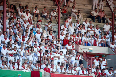 Público asistente a la Plaza de Toros de Pamplona durante la octava corrida de la Feria del Toro 2019 con la ganadería de Miura para los diestros Rafaelillo, Octavio Chacón y Juan Leal.