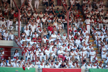 Público asistente a la Plaza de Toros de Pamplona durante la octava corrida de la Feria del Toro 2019 con la ganadería de Miura para los diestros Rafaelillo, Octavio Chacón y Juan Leal.
