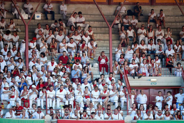 Público asistente a la Plaza de Toros de Pamplona durante la octava corrida de la Feria del Toro 2019 con la ganadería de Miura para los diestros Rafaelillo, Octavio Chacón y Juan Leal.