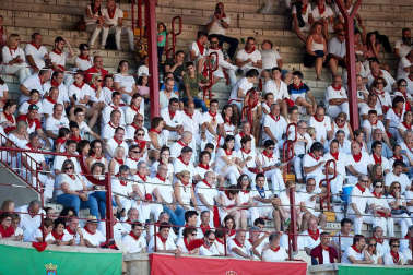 Público asistente a la Plaza de Toros de Pamplona durante la octava corrida de la Feria del Toro 2019 con la ganadería de Miura para los diestros Rafaelillo, Octavio Chacón y Juan Leal.
