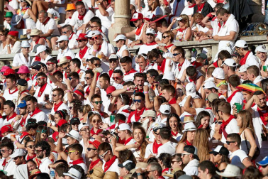 Público asistente a la Plaza de Toros de Pamplona durante la octava corrida de la Feria del Toro 2019 con la ganadería de Miura para los diestros Rafaelillo, Octavio Chacón y Juan Leal.