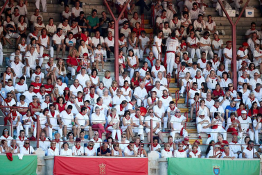 Público asistente a la Plaza de Toros de Pamplona durante la octava corrida de la Feria del Toro 2019 con la ganadería de Miura para los diestros Rafaelillo, Octavio Chacón y Juan Leal.