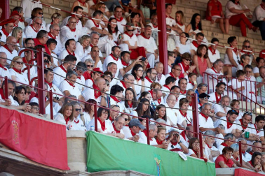 Público asistente a la Plaza de Toros de Pamplona durante la octava corrida de la Feria del Toro 2019 con la ganadería de Miura para los diestros Rafaelillo, Octavio Chacón y Juan Leal.