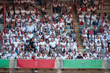 Público asistente a la Plaza de Toros de Pamplona durante la octava corrida de la Feria del Toro 2019 con la ganadería de Miura para los diestros Rafaelillo, Octavio Chacón y Juan Leal.