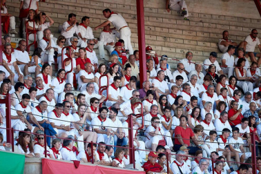 Público asistente a la Plaza de Toros de Pamplona durante la octava corrida de la Feria del Toro 2019 con la ganadería de Miura para los diestros Rafaelillo, Octavio Chacón y Juan Leal.