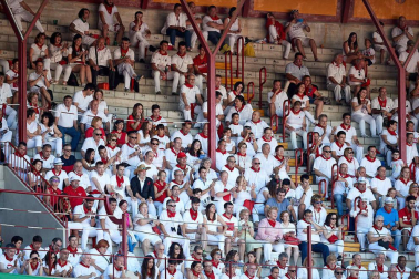 Público asistente a la Plaza de Toros de Pamplona durante la octava corrida de la Feria del Toro 2019 con la ganadería de Miura para los diestros Rafaelillo, Octavio Chacón y Juan Leal.