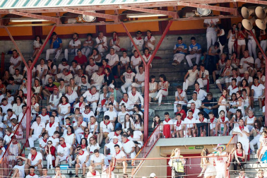 Público asistente a la Plaza de Toros de Pamplona durante la octava corrida de la Feria del Toro 2019 con la ganadería de Miura para los diestros Rafaelillo, Octavio Chacón y Juan Leal.