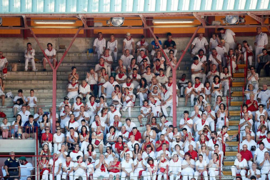 Público asistente a la Plaza de Toros de Pamplona durante la octava corrida de la Feria del Toro 2019 con la ganadería de Miura para los diestros Rafaelillo, Octavio Chacón y Juan Leal.