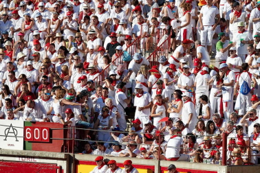 Público asistente a la Plaza de Toros de Pamplona durante la octava corrida de la Feria del Toro 2019 con la ganadería de Miura para los diestros Rafaelillo, Octavio Chacón y Juan Leal.