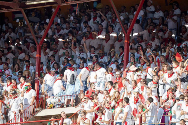 Público asistente a la Plaza de Toros de Pamplona durante la octava corrida de la Feria del Toro 2019 con la ganadería de Miura para los diestros Rafaelillo, Octavio Chacón y Juan Leal.