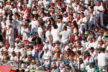 Público asistente a la Plaza de Toros de Pamplona durante la octava corrida de la Feria del Toro 2019 con la ganadería de Miura para los diestros Rafaelillo, Octavio Chacón y Juan Leal.