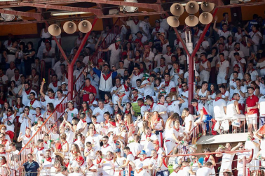 Público asistente a la Plaza de Toros de Pamplona durante la octava corrida de la Feria del Toro 2019 con la ganadería de Miura para los diestros Rafaelillo, Octavio Chacón y Juan Leal.