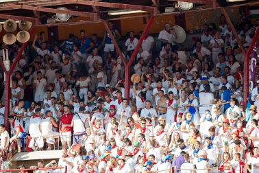 Público asistente a la Plaza de Toros de Pamplona durante la octava corrida de la Feria del Toro 2019 con la ganadería de Miura para los diestros Rafaelillo, Octavio Chacón y Juan Leal.