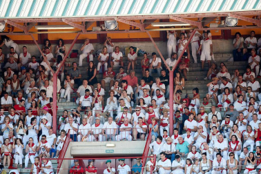 Público asistente a la Plaza de Toros de Pamplona durante la octava corrida de la Feria del Toro 2019 con la ganadería de Miura para los diestros Rafaelillo, Octavio Chacón y Juan Leal.