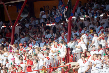 Público asistente a la Plaza de Toros de Pamplona durante la octava corrida de la Feria del Toro 2019 con la ganadería de Miura para los diestros Rafaelillo, Octavio Chacón y Juan Leal.