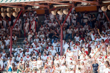 Público asistente a la Plaza de Toros de Pamplona durante la octava corrida de la Feria del Toro 2019 con la ganadería de Miura para los diestros Rafaelillo, Octavio Chacón y Juan Leal.