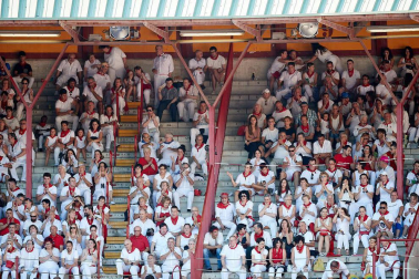 Público asistente a la Plaza de Toros de Pamplona durante la octava corrida de la Feria del Toro 2019 con la ganadería de Miura para los diestros Rafaelillo, Octavio Chacón y Juan Leal.