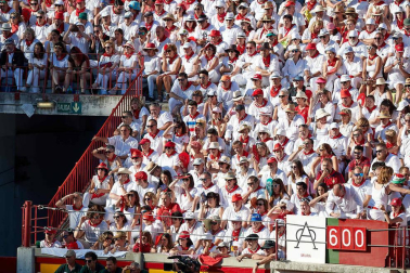 Público asistente a la Plaza de Toros de Pamplona durante la octava corrida de la Feria del Toro 2019 con la ganadería de Miura para los diestros Rafaelillo, Octavio Chacón y Juan Leal.