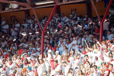 Público asistente a la Plaza de Toros de Pamplona durante la octava corrida de la Feria del Toro 2019 con la ganadería de Miura para los diestros Rafaelillo, Octavio Chacón y Juan Leal.