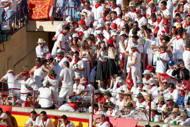 Público asistente a la Plaza de Toros de Pamplona durante la octava corrida de la Feria del Toro 2019 con la ganadería de Miura para los diestros Rafaelillo, Octavio Chacón y Juan Leal.