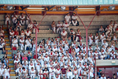 Público asistente a la Plaza de Toros de Pamplona durante la octava corrida de la Feria del Toro 2019 con la ganadería de Miura para los diestros Rafaelillo, Octavio Chacón y Juan Leal.