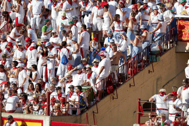 Público asistente a la Plaza de Toros de Pamplona durante la octava corrida de la Feria del Toro 2019 con la ganadería de Miura para los diestros Rafaelillo, Octavio Chacón y Juan Leal.