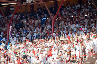 Público asistente a la Plaza de Toros de Pamplona durante la octava corrida de la Feria del Toro 2019 con la ganadería de Miura para los diestros Rafaelillo, Octavio Chacón y Juan Leal.