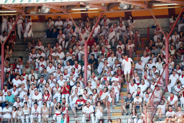 Público asistente a la Plaza de Toros de Pamplona durante la octava corrida de la Feria del Toro 2019 con la ganadería de Miura para los diestros Rafaelillo, Octavio Chacón y Juan Leal.