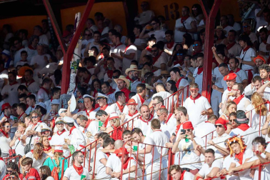 Público asistente a la Plaza de Toros de Pamplona durante la octava corrida de la Feria del Toro 2019 con la ganadería de Miura para los diestros Rafaelillo, Octavio Chacón y Juan Leal.