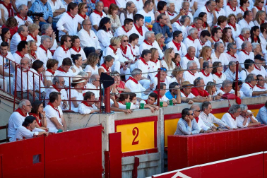 Público asistente a la Plaza de Toros de Pamplona durante la octava corrida de la Feria del Toro 2019 con la ganadería de Miura para los diestros Rafaelillo, Octavio Chacón y Juan Leal.