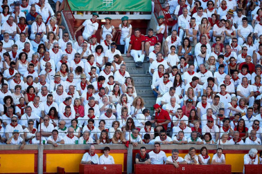 Público asistente a la Plaza de Toros de Pamplona durante la octava corrida de la Feria del Toro 2019 con la ganadería de Miura para los diestros Rafaelillo, Octavio Chacón y Juan Leal.