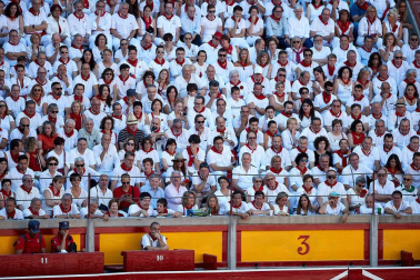 Público asistente a la Plaza de Toros de Pamplona durante la octava corrida de la Feria del Toro 2019 con la ganadería de Miura para los diestros Rafaelillo, Octavio Chacón y Juan Leal.