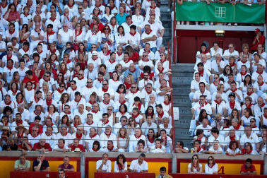 Público asistente a la Plaza de Toros de Pamplona durante la octava corrida de la Feria del Toro 2019 con la ganadería de Miura para los diestros Rafaelillo, Octavio Chacón y Juan Leal.