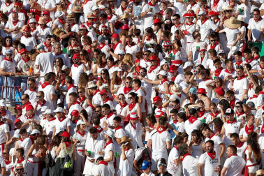 Público asistente a la Plaza de Toros de Pamplona durante la octava corrida de la Feria del Toro 2019 con la ganadería de Miura para los diestros Rafaelillo, Octavio Chacón y Juan Leal.