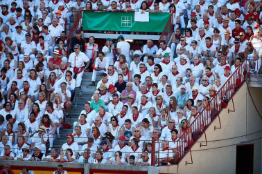 Público asistente a la Plaza de Toros de Pamplona durante la octava corrida de la Feria del Toro 2019 con la ganadería de Miura para los diestros Rafaelillo, Octavio Chacón y Juan Leal.