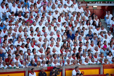 Público asistente a la Plaza de Toros de Pamplona durante la octava corrida de la Feria del Toro 2019 con la ganadería de Miura para los diestros Rafaelillo, Octavio Chacón y Juan Leal.