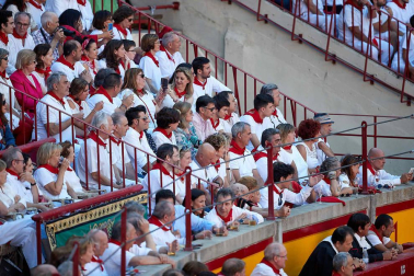 Público asistente a la Plaza de Toros de Pamplona durante la octava corrida de la Feria del Toro 2019 con la ganadería de Miura para los diestros Rafaelillo, Octavio Chacón y Juan Leal.