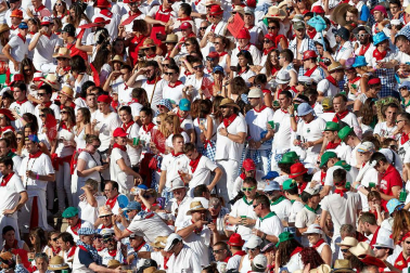 Público asistente a la Plaza de Toros de Pamplona durante la octava corrida de la Feria del Toro 2019 con la ganadería de Miura para los diestros Rafaelillo, Octavio Chacón y Juan Leal.