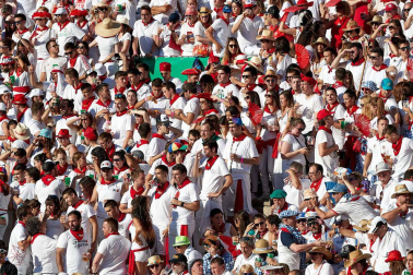 Público asistente a la Plaza de Toros de Pamplona durante la octava corrida de la Feria del Toro 2019 con la ganadería de Miura para los diestros Rafaelillo, Octavio Chacón y Juan Leal.