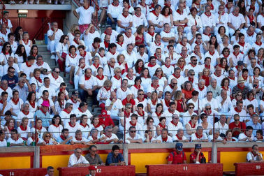 Público asistente a la Plaza de Toros de Pamplona durante la octava corrida de la Feria del Toro 2019 con la ganadería de Miura para los diestros Rafaelillo, Octavio Chacón y Juan Leal.