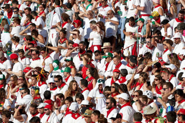Público asistente a la Plaza de Toros de Pamplona durante la octava corrida de la Feria del Toro 2019 con la ganadería de Miura para los diestros Rafaelillo, Octavio Chacón y Juan Leal.