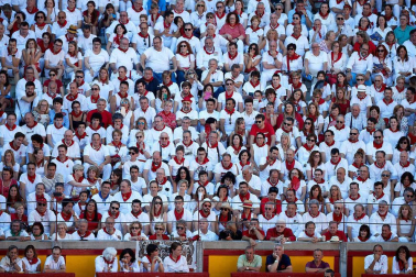 Público asistente a la Plaza de Toros de Pamplona durante la octava corrida de la Feria del Toro 2019 con la ganadería de Miura para los diestros Rafaelillo, Octavio Chacón y Juan Leal.