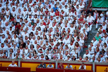 Público asistente a la Plaza de Toros de Pamplona durante la octava corrida de la Feria del Toro 2019 con la ganadería de Miura para los diestros Rafaelillo, Octavio Chacón y Juan Leal.