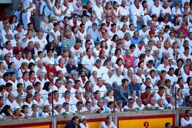 Público asistente a la Plaza de Toros de Pamplona durante la octava corrida de la Feria del Toro 2019 con la ganadería de Miura para los diestros Rafaelillo, Octavio Chacón y Juan Leal.