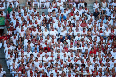 Público asistente a la Plaza de Toros de Pamplona durante la octava corrida de la Feria del Toro 2019 con la ganadería de Miura para los diestros Rafaelillo, Octavio Chacón y Juan Leal.