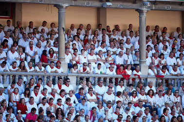 Público asistente a la Plaza de Toros de Pamplona durante la octava corrida de la Feria del Toro 2019 con la ganadería de Miura para los diestros Rafaelillo, Octavio Chacón y Juan Leal.
