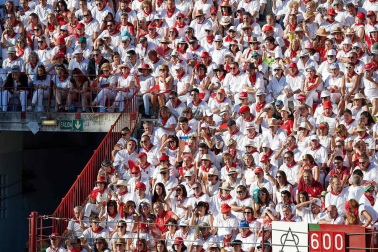 Público asistente a la Plaza de Toros de Pamplona durante la octava corrida de la Feria del Toro 2019 con la ganadería de Miura para los diestros Rafaelillo, Octavio Chacón y Juan Leal.