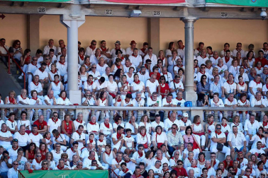 Público asistente a la Plaza de Toros de Pamplona durante la octava corrida de la Feria del Toro 2019 con la ganadería de Miura para los diestros Rafaelillo, Octavio Chacón y Juan Leal.